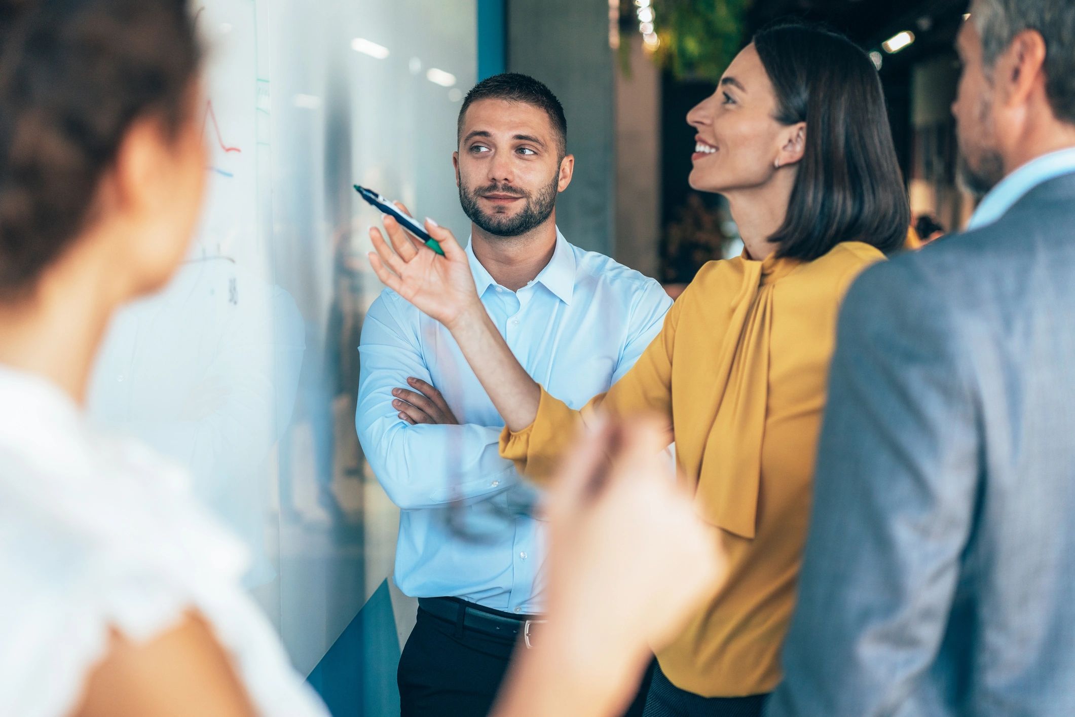 Equipo trabajando en una pizarra con ideas y métricas