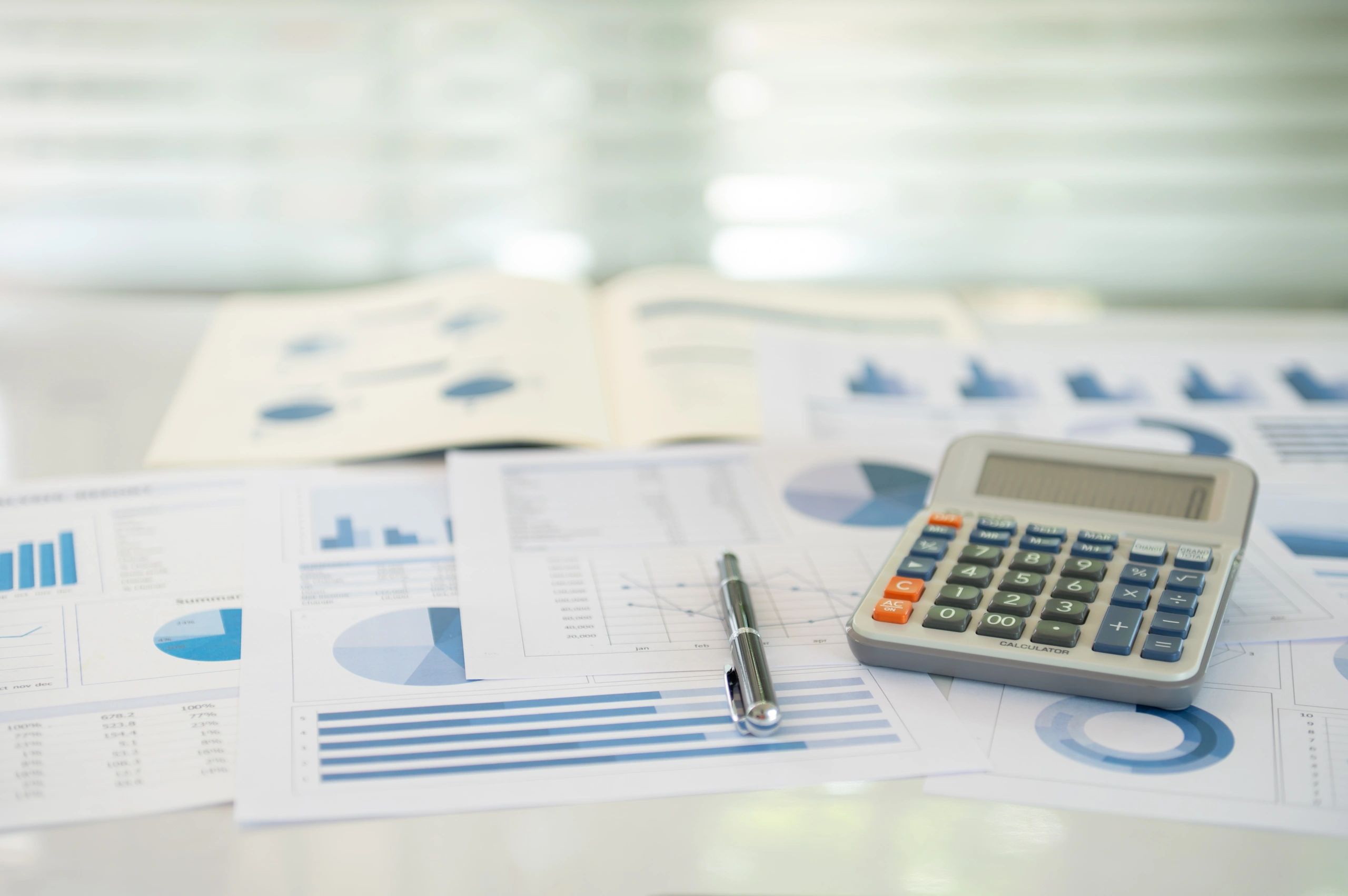 Calculadora y reportes contables, concepto de auditoría y análisis