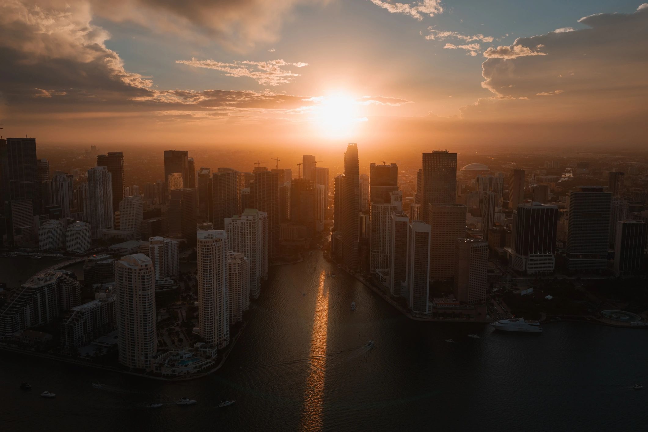 Vista aérea de un distrito financiero al atardecer